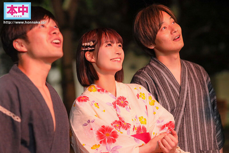 幼馴染のクラスメイトたちと花火大会を浴衣姿で楽しむ東條なつ